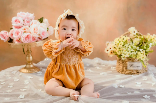 代怀包生男孩机构宝宝睡不踏实哼唧扭动